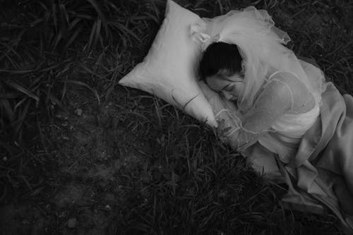 新娘的灰度摄影 · 免费素材图片