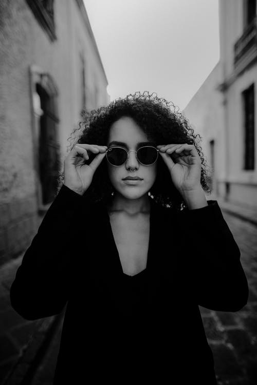 戴墨镜的女子 · 免费素材图片