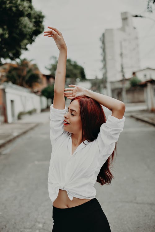 女人穿着白色礼服衬衫的照片 · 免费素材图片