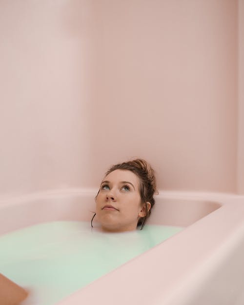 浴缸里用水的女人 · 免费素材图片
