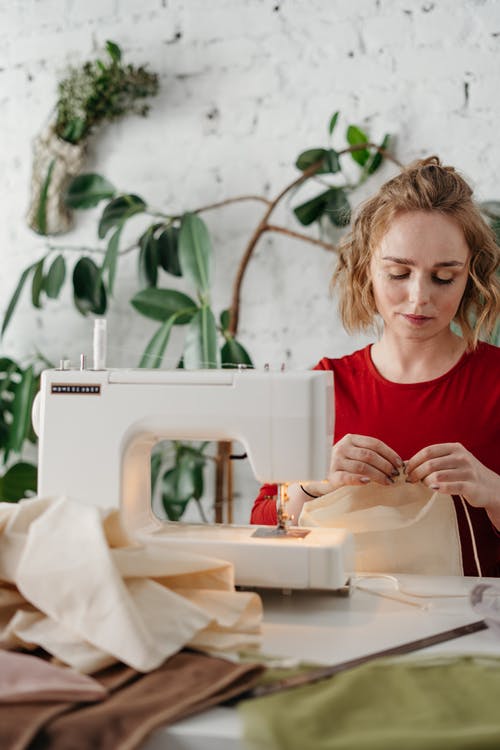 缝织物的女人 · 免费素材图片