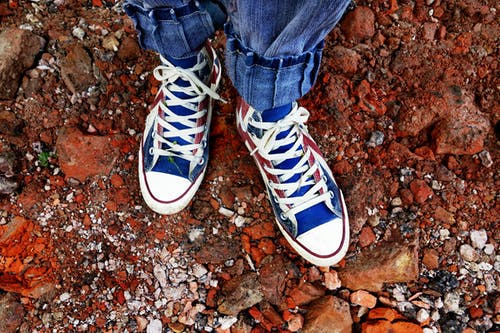 蓝色和白色运动鞋的蓝色牛仔牛仔裤的人 · 免费素材图片