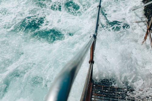 小浪打金属楼梯 · 免费素材图片