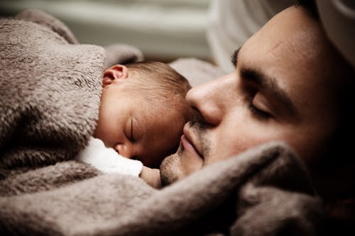 在特写摄影中睡觉的人和婴儿 · 免费素材图片