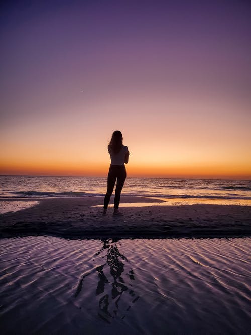 身穿白衬衫站在水面上的人 · 免费素材图片