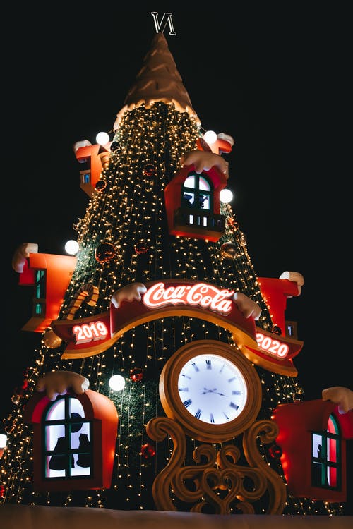 大可口可乐圣诞树与夜间装饰 · 免费素材图片