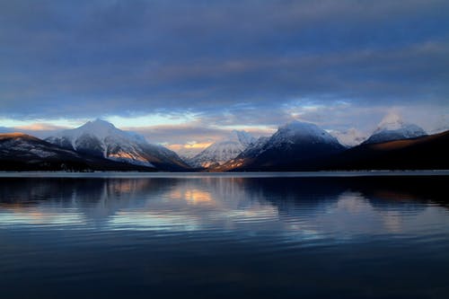 白云下遥远的山脉中的水体 · 免费素材图片