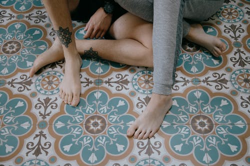 作物夫妇交叉双腿坐在地板上 · 免费素材图片