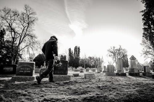 人走在公墓的单色照片 · 免费素材图片
