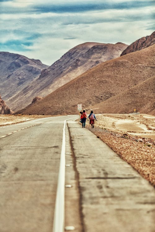 两人走在路边 · 免费素材图片