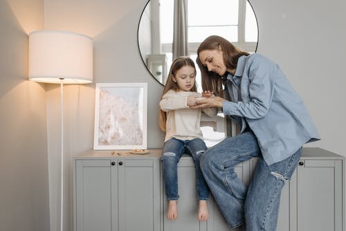 有关儿童, 坐, 女人的免费素材图片