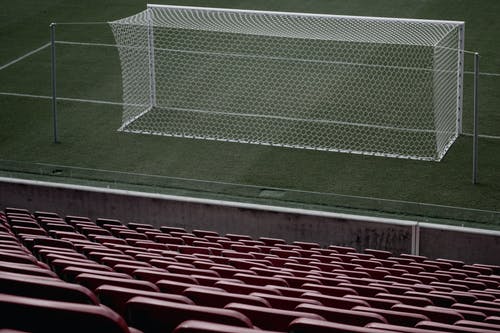 白色足球门附近的体育场座位 · 免费素材图片