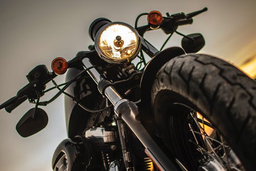 停放的哈雷戴维森摩托车的低角度特写照片 · 免费素材图片