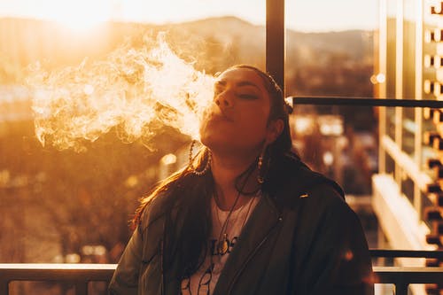 女人玩烟的照片 · 免费素材图片