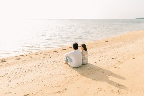 坐在海边的人的照片 · 免费素材图片