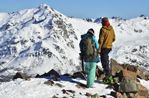 人们站在雪山 · 免费素材图片