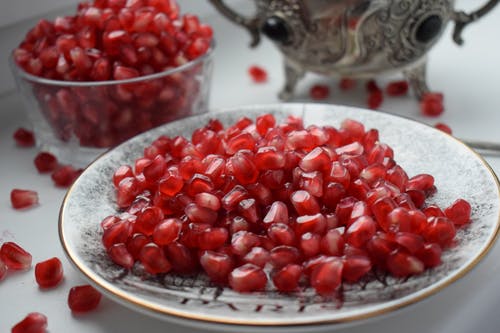 白色玻璃碗上的红色圆形水果 · 免费素材图片