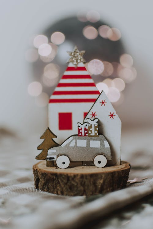 在木原木玩具上的微型房子的照片 · 免费素材图片