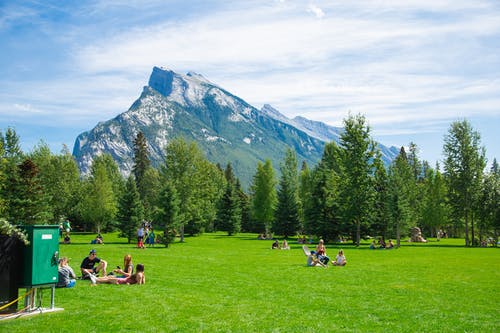 人们在山上的草地上休息 · 免费素材图片
