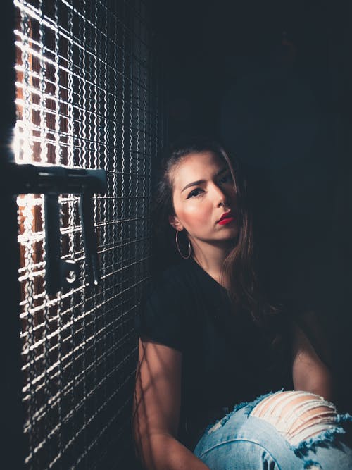 女人穿着黑色上衣 · 免费素材图片