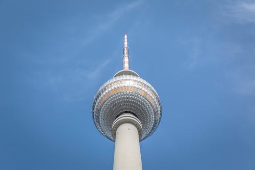 蓝蓝的天空下的白色和棕色混凝土塔 · 免费素材图片