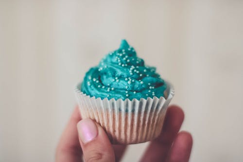 蛋糕与蓝绿色糖衣和洒 · 免费素材图片