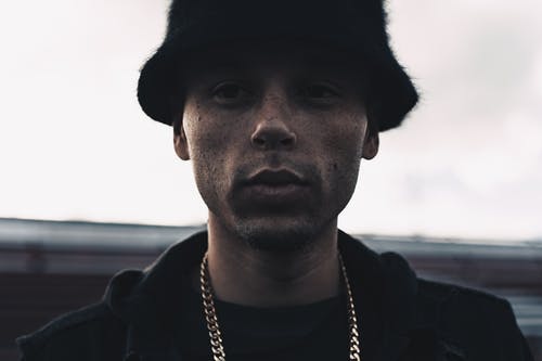 戴着黑桶帽子的男人 · 免费素材图片