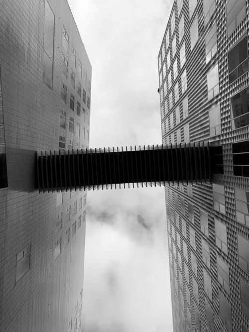 两座建筑之间的桥梁 · 免费素材图片