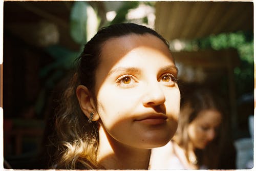 女人的脸的特写照片 · 免费素材图片