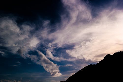 白云下山的轮廓 · 免费素材图片
