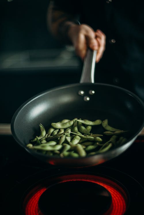 煎锅中的青豆 · 免费素材图片