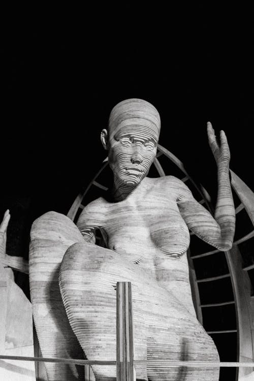 人体雕像的黑白摄影 · 免费素材图片