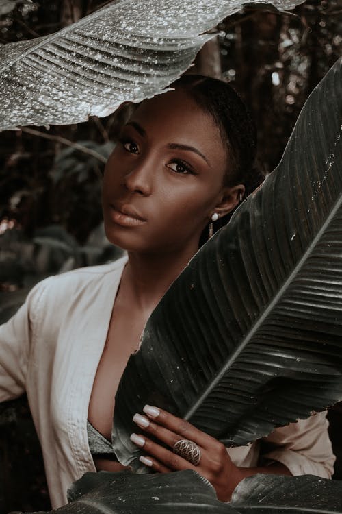 躲在香蕉叶后面的女人 · 免费素材图片