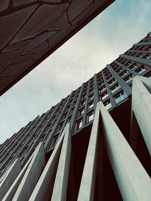 白天建筑物的低角度照片 · 免费素材图片