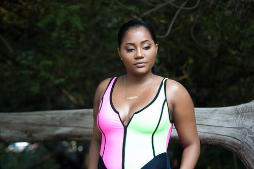 粉色和绿色背心的女人 · 免费素材图片