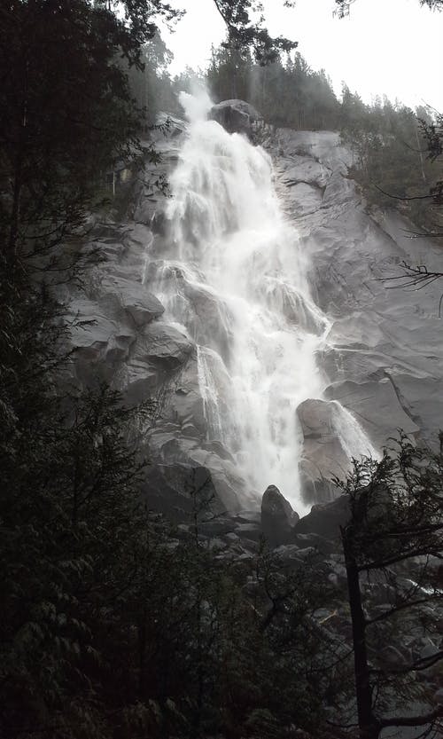 森林附近的自然瀑布摄影 · 免费素材图片