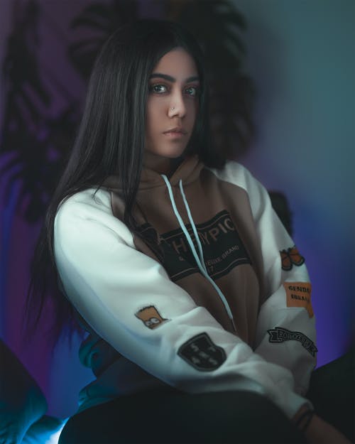 女人穿外套 · 免费素材图片