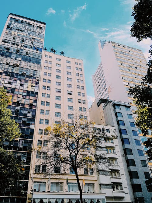 白色混凝土建筑 · 免费素材图片