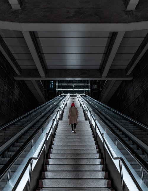 人爬楼梯的照片 · 免费素材图片