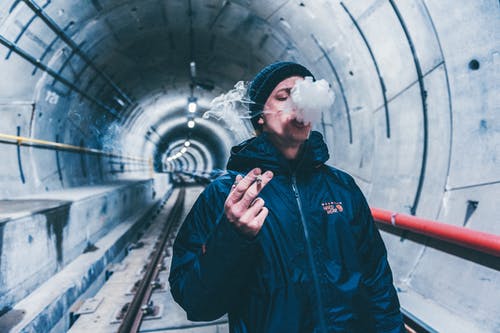 男子吸烟的浅焦点照片 · 免费素材图片