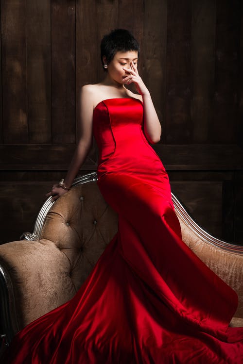 优雅梦幻亚洲女人穿着红色的沙发上 · 免费素材图片