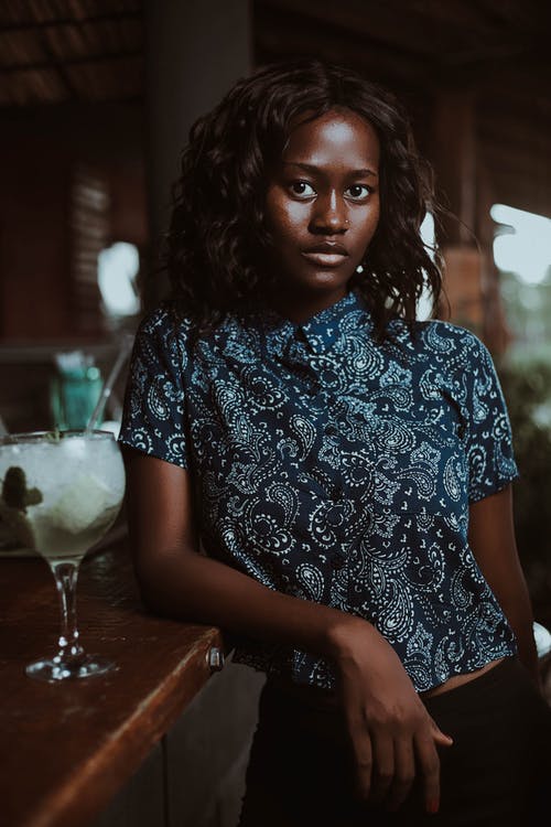 靠在木台面上的女人的照片 · 免费素材图片