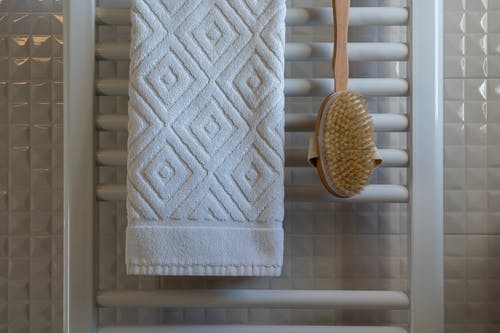 白毛巾和木刷挂在浴室 · 免费素材图片