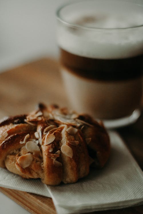 玻璃杯旁边的烤的面包 · 免费素材图片