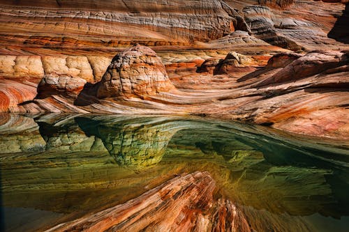 水体和岩层的特写摄影 · 免费素材图片