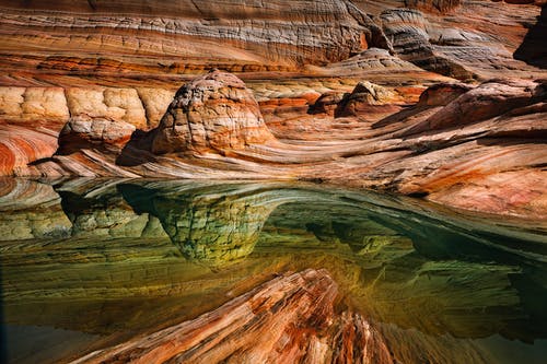 水体和岩层的特写摄影 · 免费素材图片