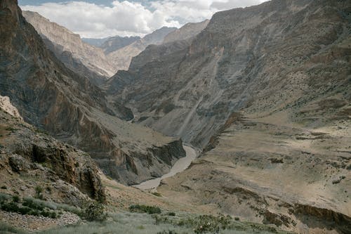 狂野的河流，流经落基山脉，在白天 · 免费素材图片