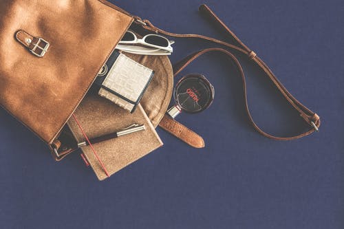棕色皮革斜挎包，配白色镜框太阳镜 · 免费素材图片