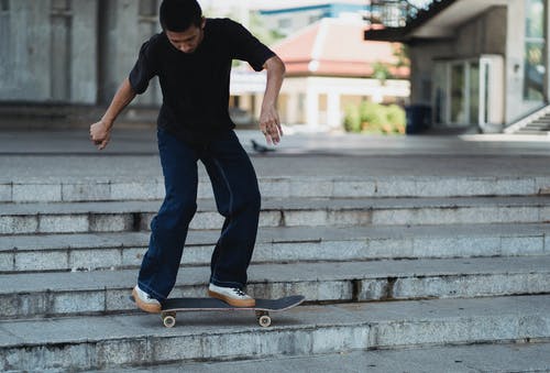 亚洲人与滑板的步骤 · 免费素材图片