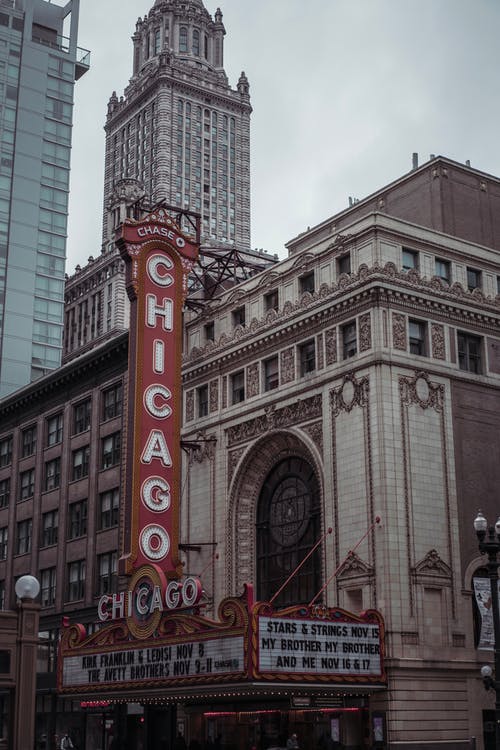 芝加哥大楼附近的标志 · 免费素材图片